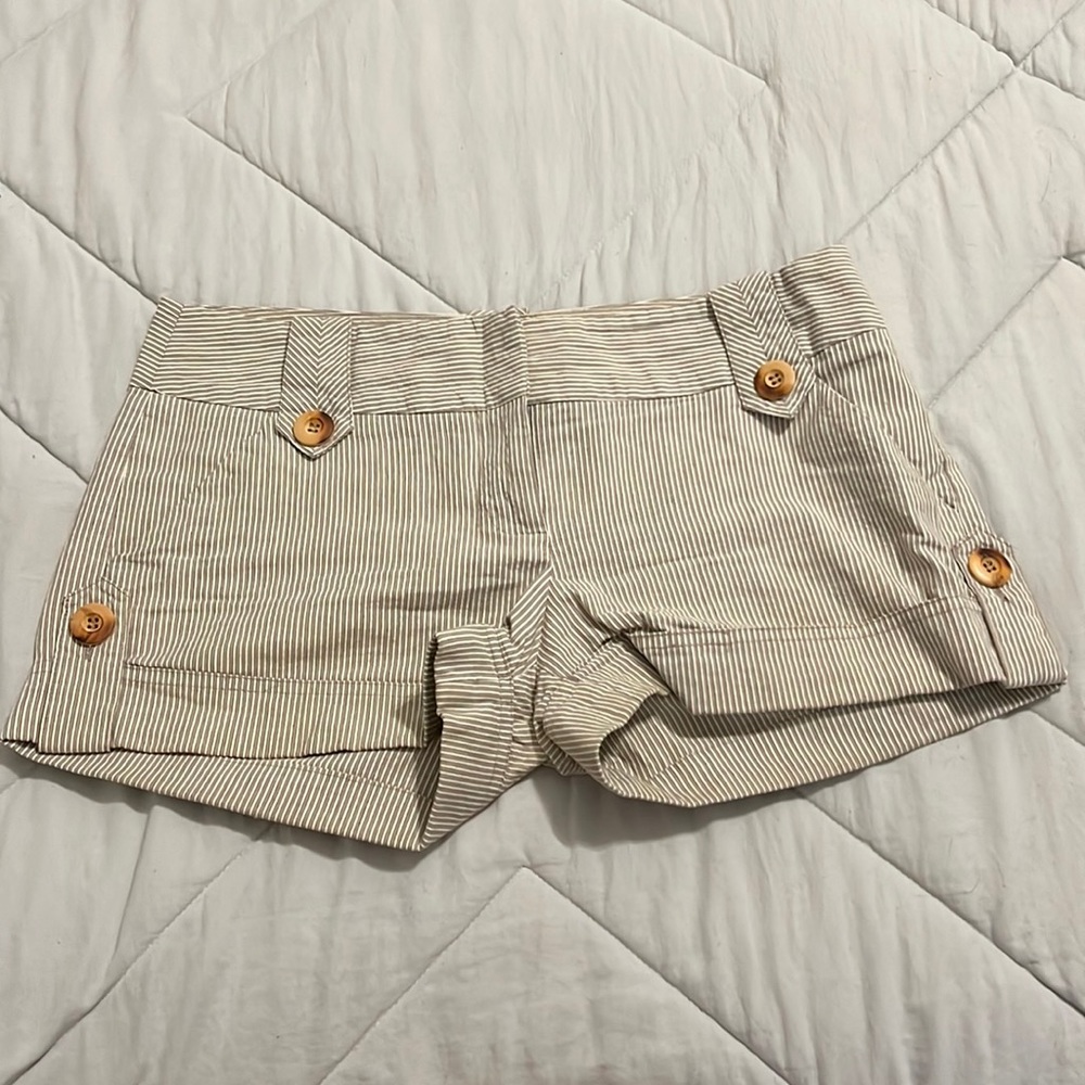 BRAND NEW ✨ NWOT ✨ XOXO Tan Pinstripe Short